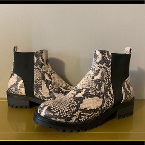 Snakeskin Print Boots Woman’s SIZE 9